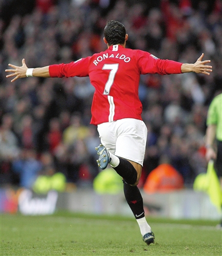 申花阿马杜客串中卫表现挣扎，甘慧称其与队友协防欠默契.